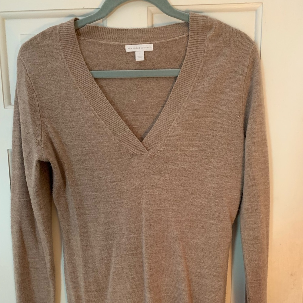 New York & Company Women’s light weight sweater.